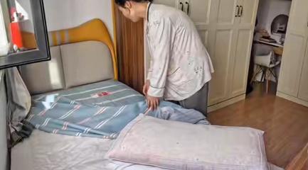 哈爾濱月嫂下戶前悄悄給寶寶塞紅包，寶媽發現后感動落淚